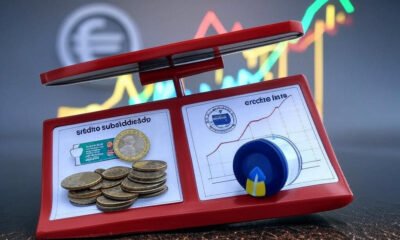 Ilustração de uma balança desequilibrada em tons de vermelho e cinza, com um lado mostrando 'crédito subsidiado' (com moedas e um selo de bancos públicos) e o outro 'crédito livre' (com uma seta subindo e um gráfico de juros). Ao fundo, uma linha vermelha subindo (inflação) e uma linha verde descendo (potência monetária), com o símbolo do Banco Central e um tubo estilizado representando a metáfora de Campos Neto, em tons de azul e amarelo