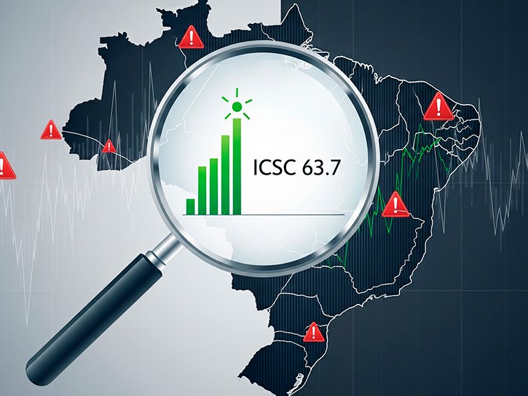 Imagem conceitual no estilo de infográfico. Uma grande lupa está posicionada sobre um mapa estilizado do Brasil. Dentro da lupa, a cena é clara e otimista, com um gráfico de barras verde subindo e o texto "ICSC 63,7". Fora da lupa, o mapa do Brasil tem um filtro mais escuro e acinzentado, com linhas de gráficos voláteis e símbolos de alerta, representando a incerteza econômica. A imagem simboliza a confiança específica do setor de consórcios em contraste com a cautela econômica geral. Alta resolução, proporção 16:9.