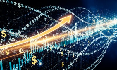 Imagem conceitual representando perpetuidade financeira e crescimento. Um fluxo de dados infinito e luminoso, composto por símbolos de moeda e gráficos, flui em direção ao horizonte. Uma seta ascendente está integrada ao fluxo, indicando crescimento. O estilo é abstrato, digital e moderno, com uma paleta de cores azul e dourada sobre um fundo escuro. Alta resolução, cinematográfico, proporção 16:9.