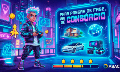 Uma ilustração digital vibrante e moderna, com estética de videogame. No centro, um jovem avatar personalizável, representando um membro da Geração Z, segura um controle de videogame. Ele está em um cenário de realidade virtual futurista, com pixels, hologramas e luzes de neon. À sua frente, um grande portal digital com o título "PARA PASSAR DE FASE, VAI DE CONSÓRCIO". Dentro do portal, ícones de diferentes sonhos e objetivos (um carro moderno, uma casa estilosa, um intercâmbio, equipamentos de alta tecnologia) flutuam e brilham. Na parte inferior, uma barra de progresso com moedas e o logotipo da ABAC. O estilo é dinâmico e cheio de energia. Alta resolução, proporção 16:9.