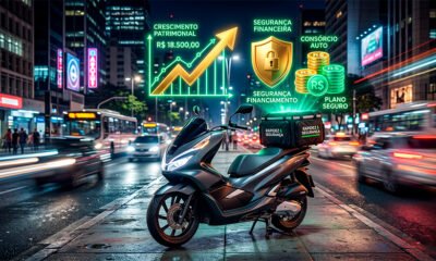 Uma ilustração 3D dinâmica e hiper-realista unindo o mercado de delivery e o planejamento financeiro. Em primeiro plano, uma motocicleta moderna de entregas estacionada, com o farol aceso e uma bag (caixa de entrega) iluminada nas costas. Acima da moto, flutuam ícones holográficos brilhantes em tons de verde neon e dourado: um gráfico com uma seta fortemente ascendente, um escudo de proteção e moedas empilhadas, simbolizando o crescimento do consórcio e a segurança do autofinanciamento. Ao fundo, o cenário noturno de uma grande metrópole com rastros de luz contínuos (motion blur) de outros veículos, transmitindo a velocidade do setor e o trabalho contínuo dos entregadores. Estilo editorial moderno, tecnológico e vibrante. Alta resolução, proporção 16:9 (820x468).